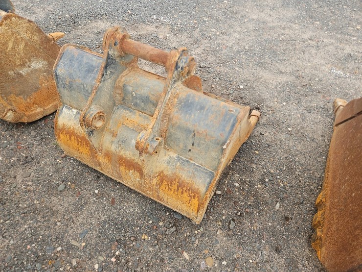 caterpillar-28"-bucket-with-teeth-image-3