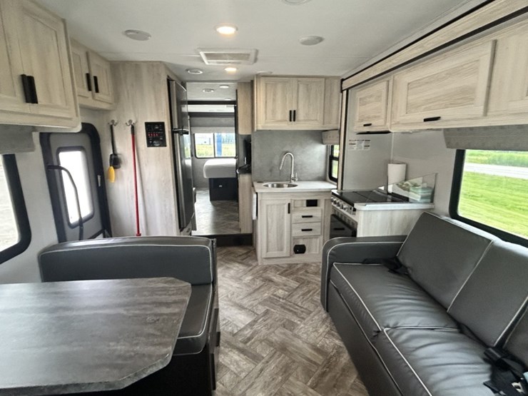 2021-ford-e450-image-79