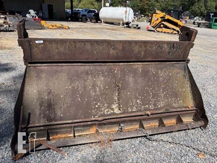 dump-truck-spreader-tailgate-image-3