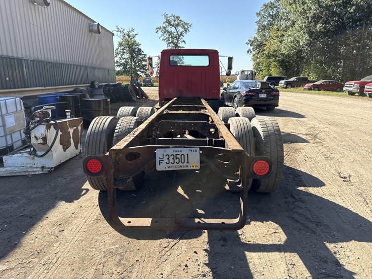 #1815-•-1985-international-1954-cab-and-chassis-image-3