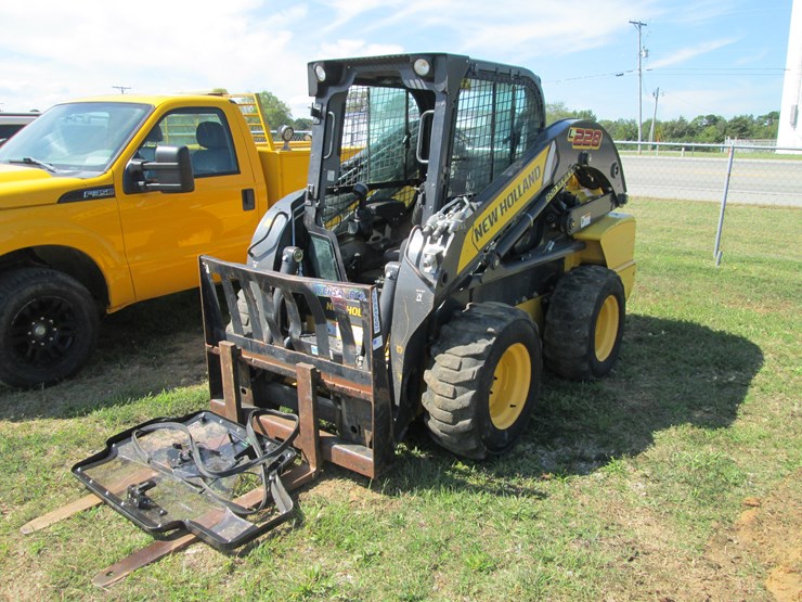 new-holland-l228-image-1