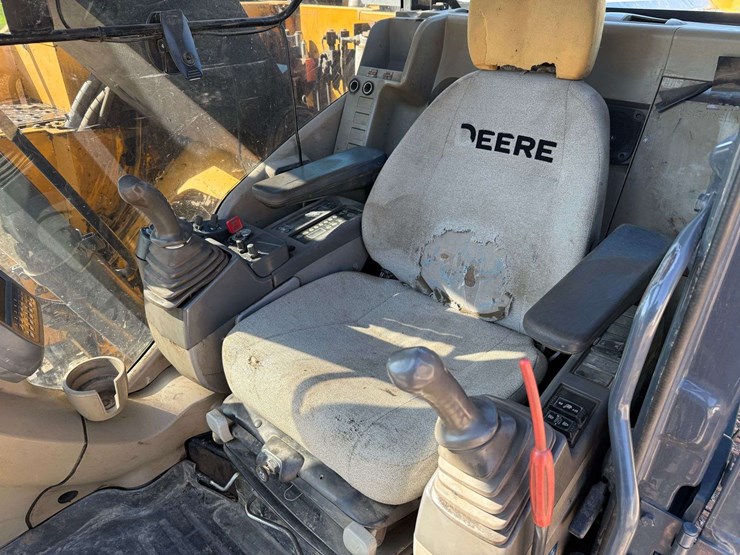 deere-225d-lc-image-24