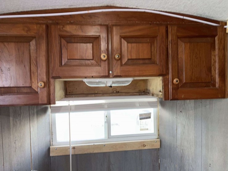 2010-18’,-(4’)-v,-single-axle,-hyd-frame,-(2)-30#-lp-tanks,-3-burner-stove,-oven,-(not-pictured),-(7-image-29