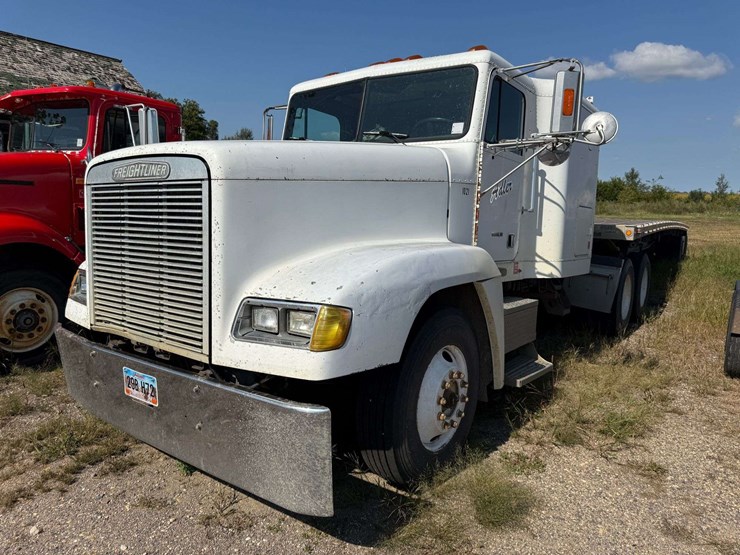 1993-freightliner-semi-tractor-with-sleeper,-shows-783,539-miles,-10-speed-transmission,-11r22.5-tir-image-1