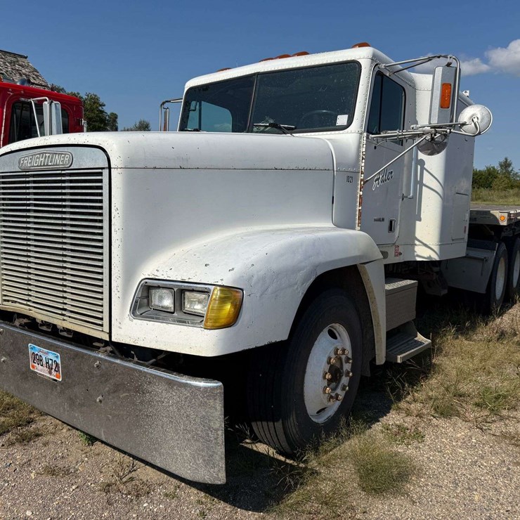 1993 Freightliner Semi Tractor with Sleeper, Shows 783,539 Miles, 10 Speed Transmission, 11R22.5 Tir