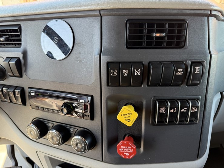 2020-peterbilt-579-image-44