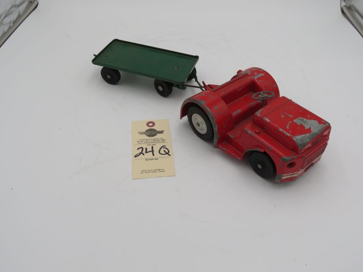doepke-model-toys-tug-and-trailer-set-image-2