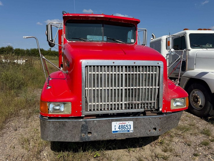 1994-ih-day-cab-semi-tractor,-n14-engine,-9-speed-transmission,-shows-431,118-miles-with-an-in-frame-image-4