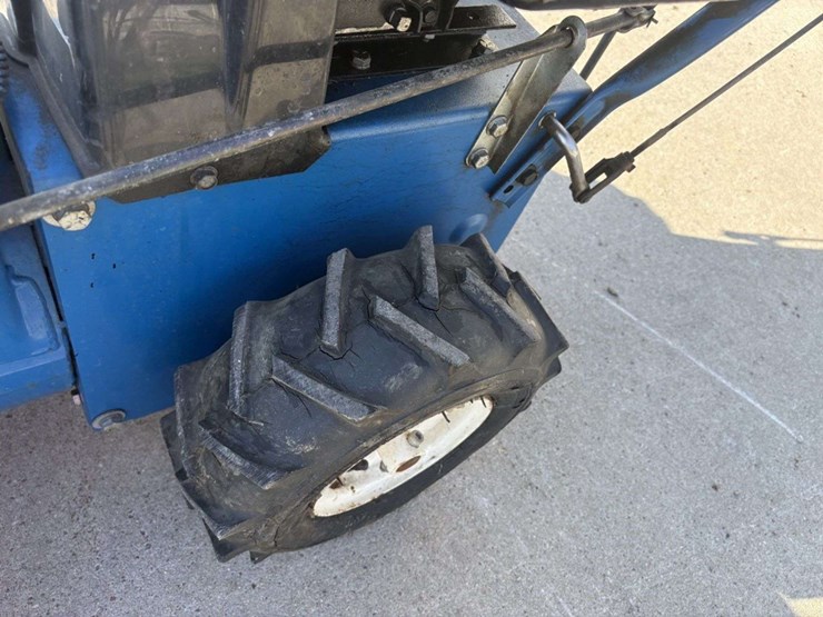 ford-st524a-walk-behind-self-propelled-snow-blower,-5-speed,-24”,-5hp-b&s-image-6