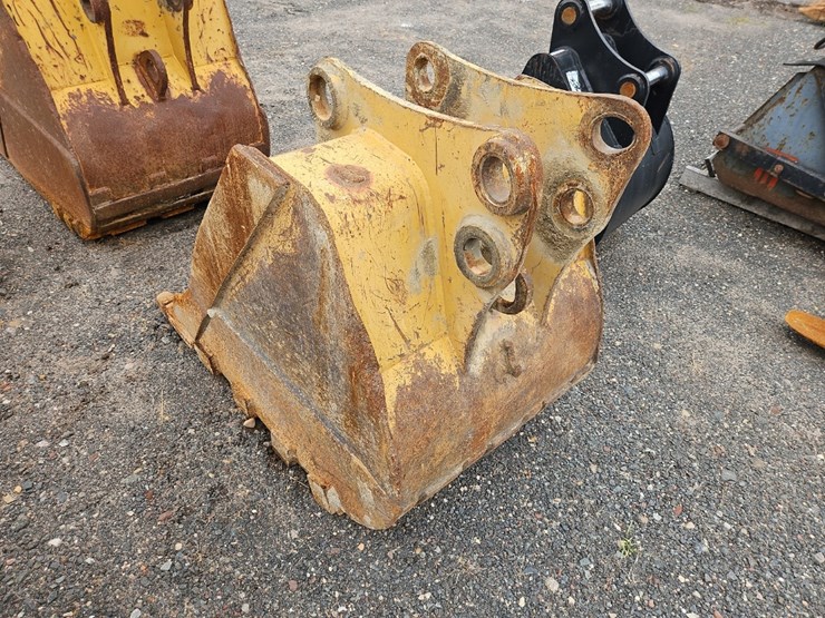 caterpillar-30"-bucket-with-teeth-image-4