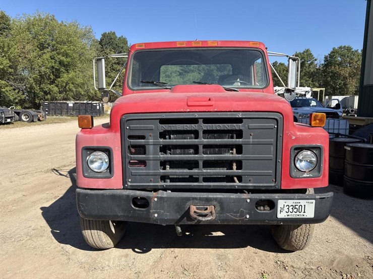 #1815-•-1985-international-1954-cab-and-chassis-image-7