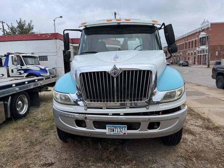 2004-international-durastar-4400-image-7