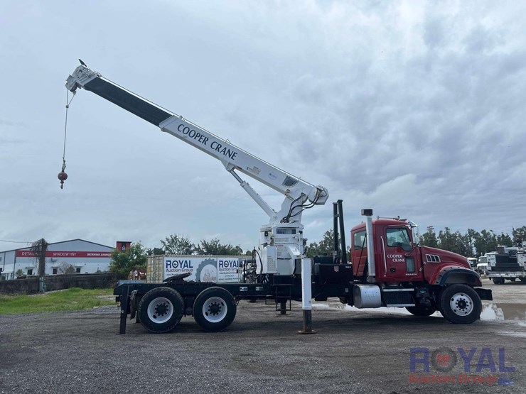 2011-mack-gu713-granite-cooper-tm-1882-18-ton-crane-truck-image-3
