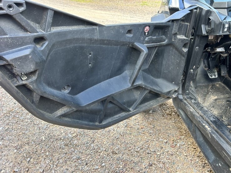 #1400-•-2023-can-am-commander-1000r-xt-image-28