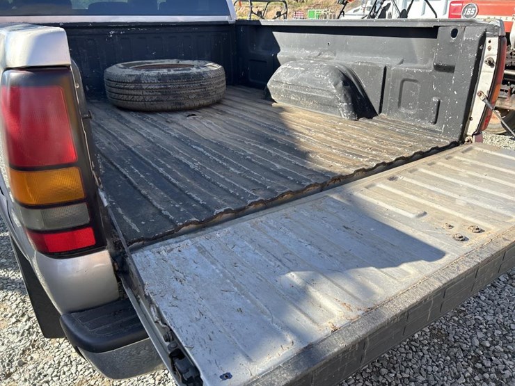 2005-gmc-2500-image-21