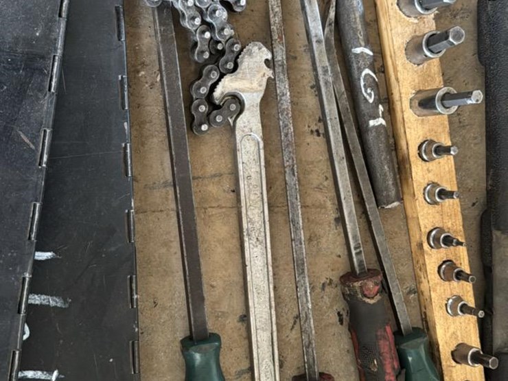 #164-•-chain-pipe-wrench-&-pry-bars-image-1
