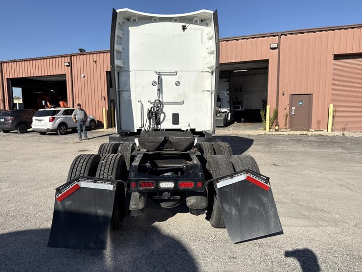2022-peterbilt-579-image-4