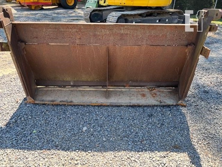 dump-truck-spreader-tailgate-image-1