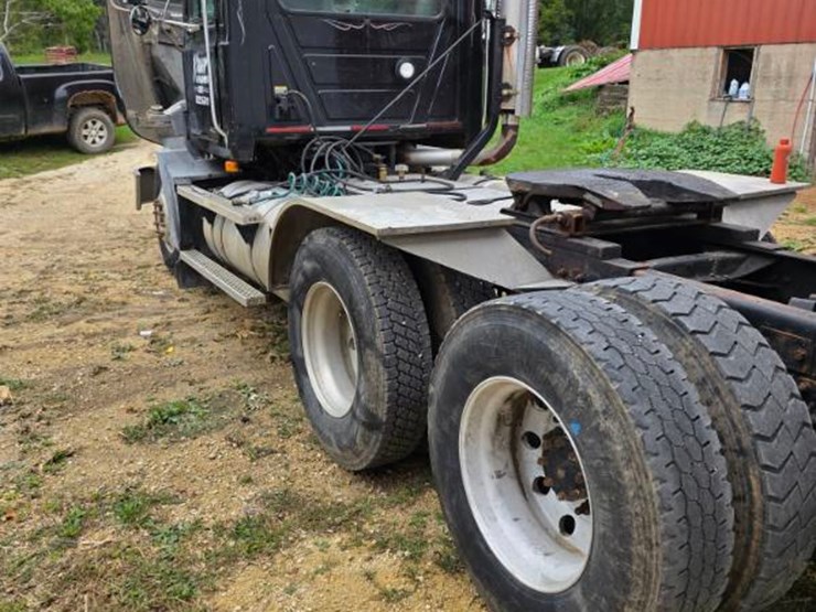 2001-mack-ch613-image-3