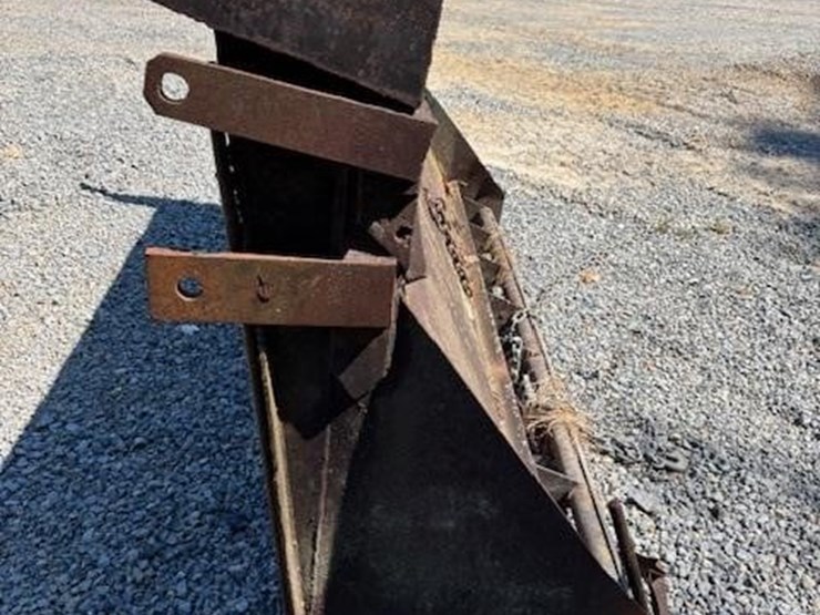 dump-truck-spreader-tailgate-image-2