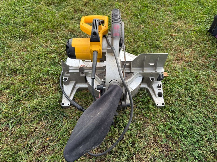 dewalt-10”-compound-mitre-saw-image-4