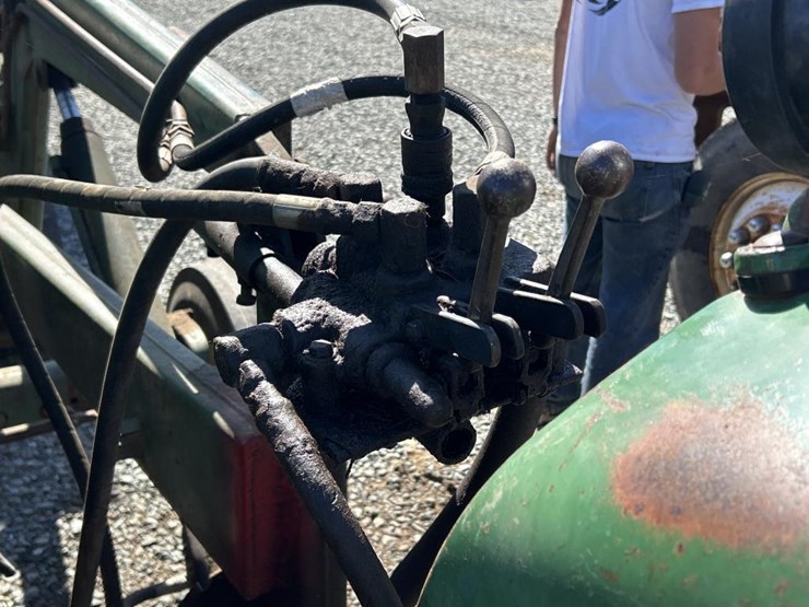 #5217-•-oliver-tractor-w/-loader-image-43
