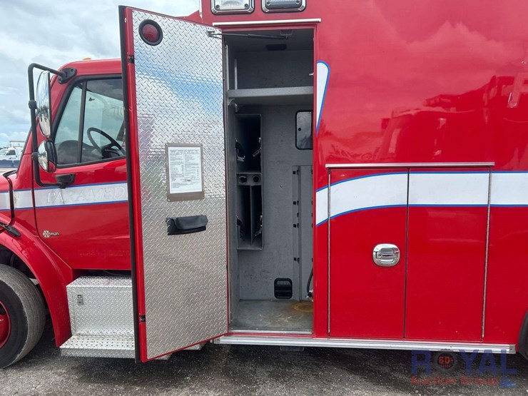 2016-freightliner-m2-106-braun-ambulance-image-25