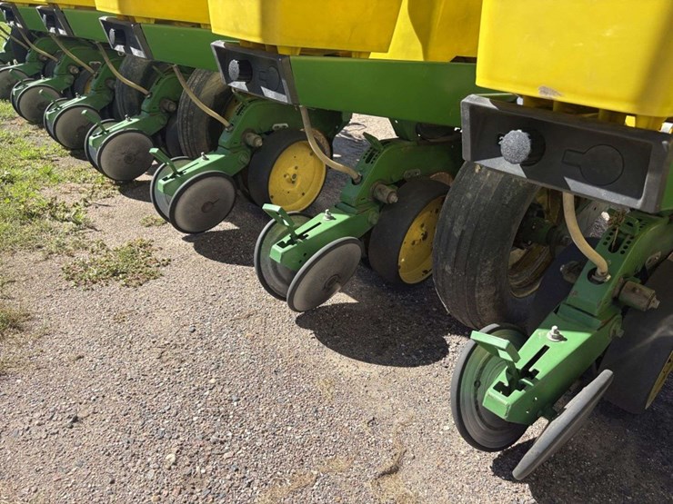 john-deere-7200-image-32