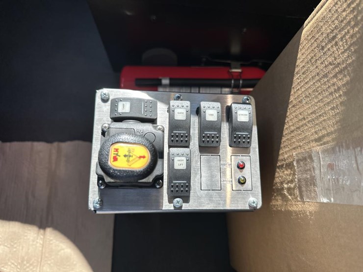 2025-kenworth-t880-image-42