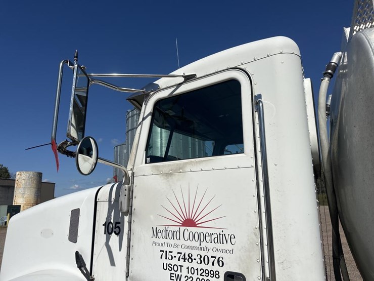 2005-peterbilt-385-image-11