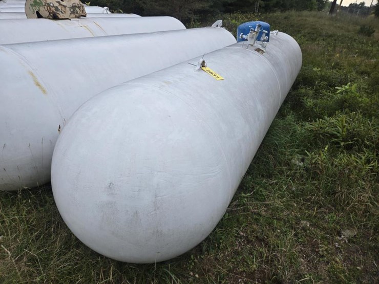 #2837-•-superior-manufacturing-1000-gallon-lp-tank-image-1