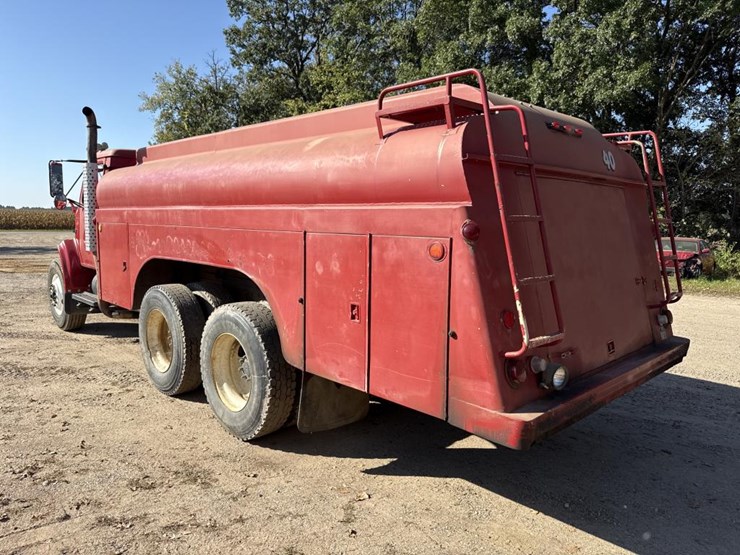 #1816-•-1989-international-1955-tanker-truck-image-3