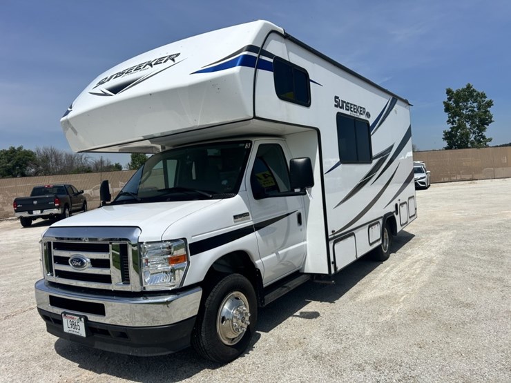 2022-ford-e350-image-1