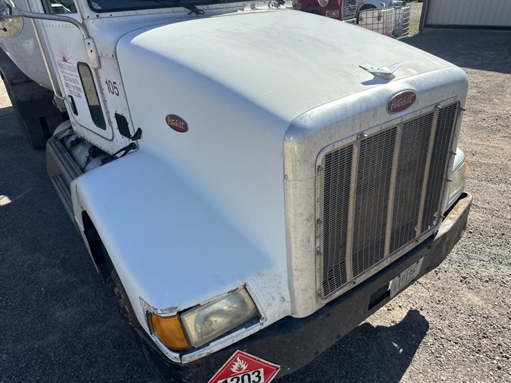 2005-peterbilt-385-image-10