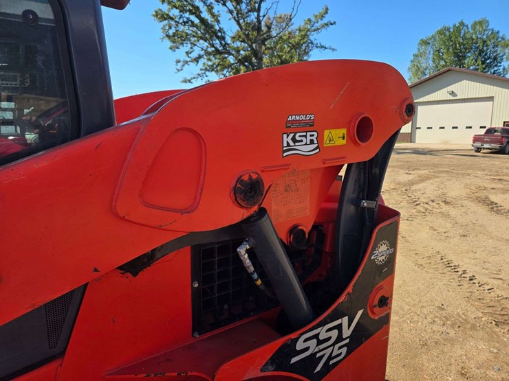 2019-kubota-ssv75-image-26