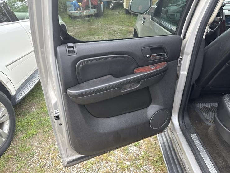 2008-cadillac-escalade-image-22