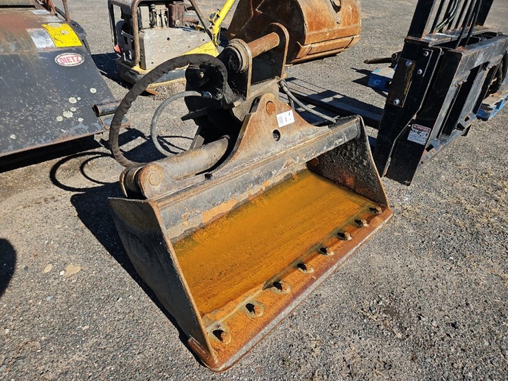 wb-48"-hyd-tilting-cleanup-bucket-image-2