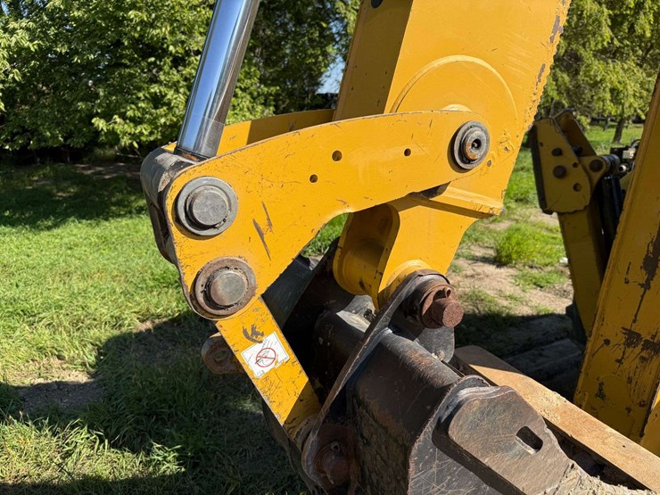 2014-caterpillar-420f-image-31