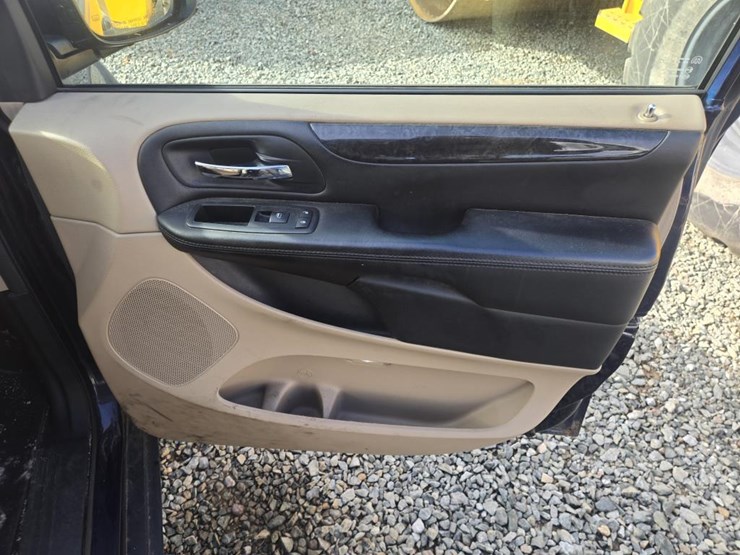 2014-dodge-grand-caravan-image-25