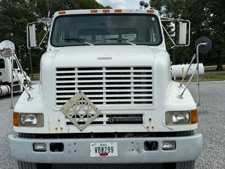 2000-ihc-8100-liquid-nurse-truck-(pz13911,-unit-22041)-image-2