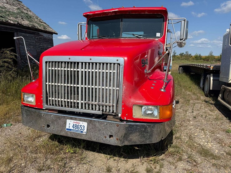 1994-ih-day-cab-semi-tractor,-n14-engine,-9-speed-transmission,-shows-431,118-miles-with-an-in-frame-image-3