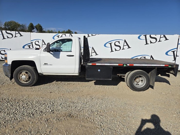 2015-chevrolet-3500-image-2