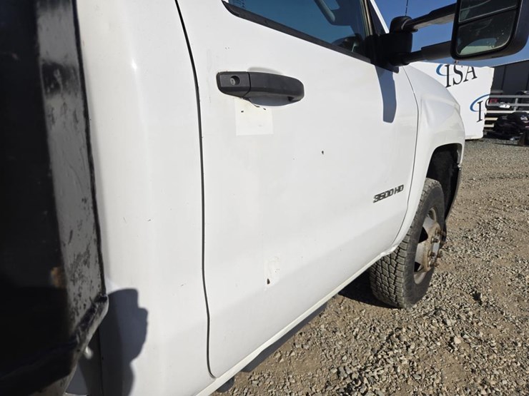 2015-chevrolet-3500-image-16