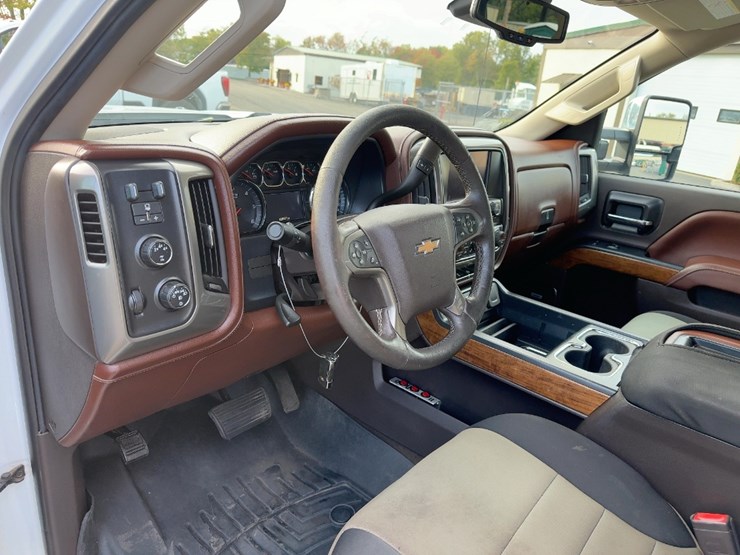 2015-chevrolet-silverado-image-24