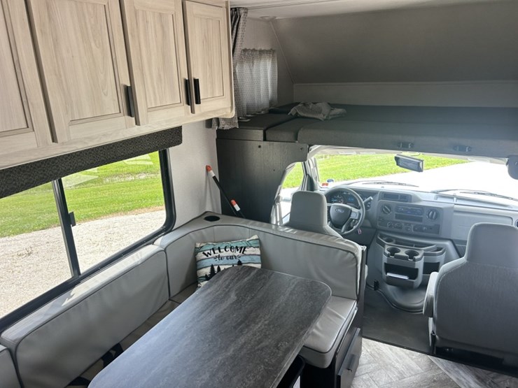 2022-ford-e350-image-46
