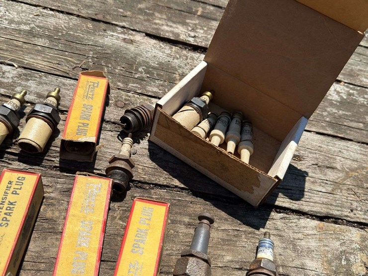 vintage-spark-plug-assortment-image-5