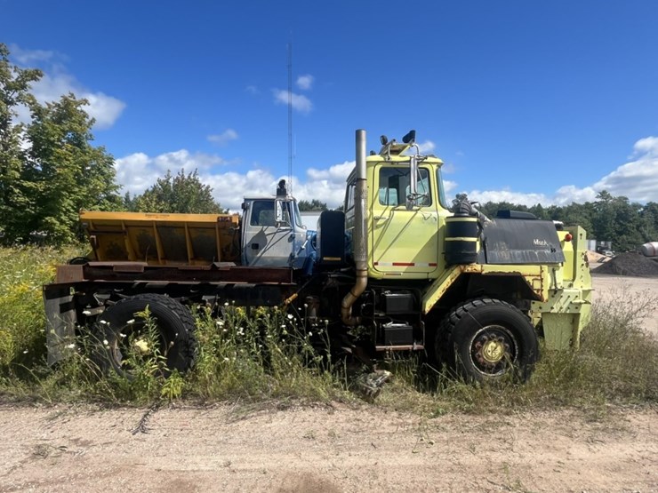 #1555-•-1992-mack-4x4-flat-bed-truck-image-5