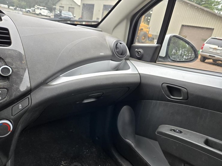 #1580-•-2013-chevrolet-spark-compact-vehicle-image-31