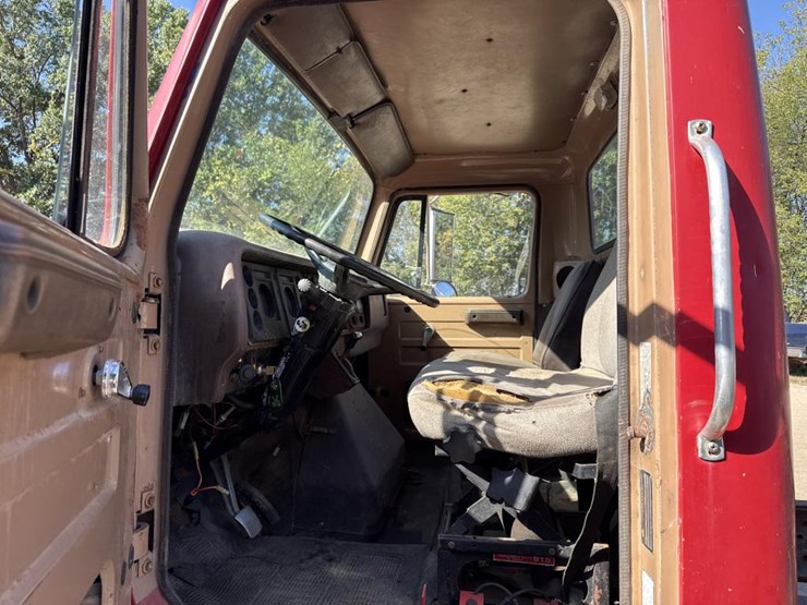 #1815-•-1985-international-1954-cab-and-chassis-image-41
