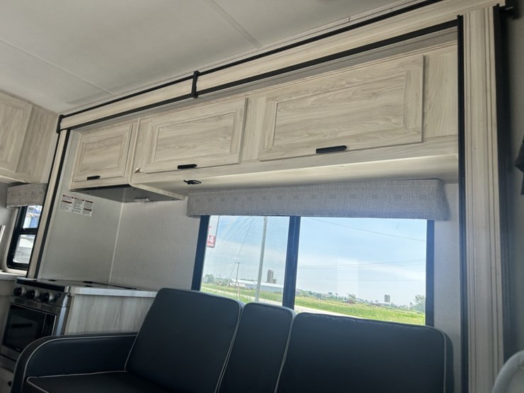 2023-ford-e450-image-61